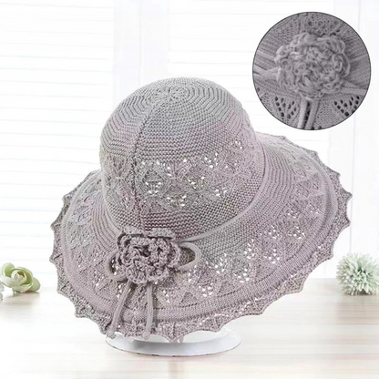 Livia™ | Elegant Virkad Sommarhatt med Blomdetalj