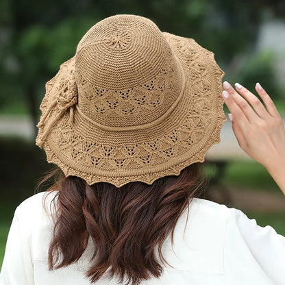 Livia™ | Elegant Virkad Sommarhatt med Blomdetalj