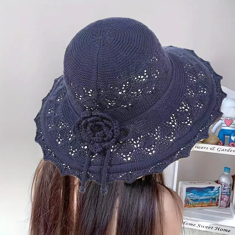 Livia™ | Elegant Virkad Sommarhatt med Blomdetalj