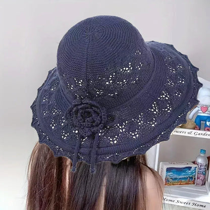 Livia™ | Elegant Virkad Sommarhatt med Blomdetalj