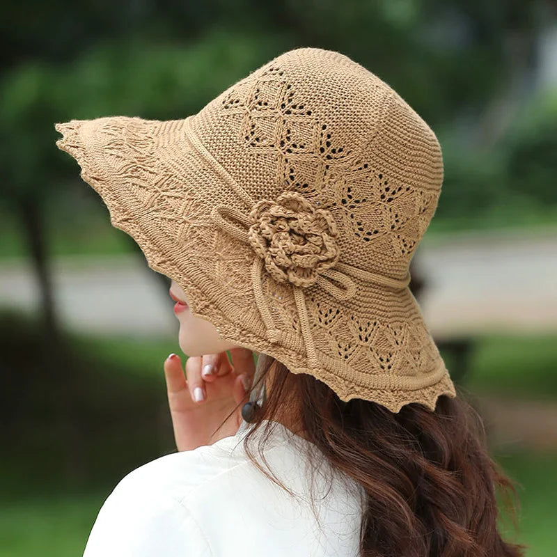 Livia™ | Elegant Virkad Sommarhatt med Blomdetalj