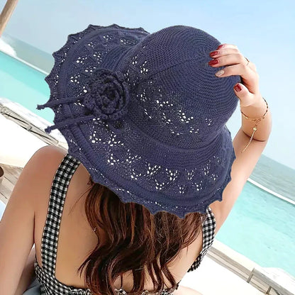 Livia™ | Elegant Virkad Sommarhatt med Blomdetalj